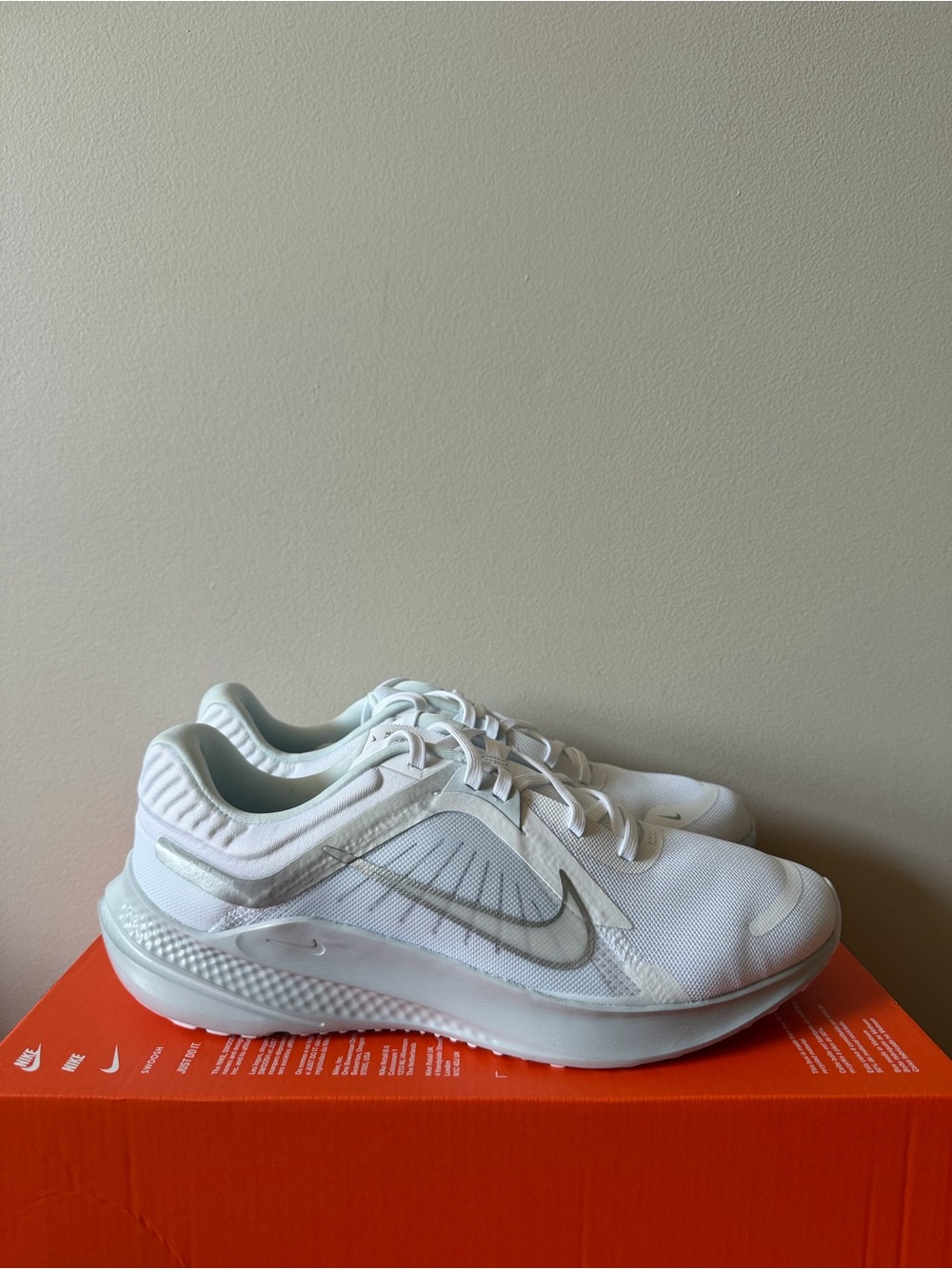 Nike Quest 5 White Metallic Silver DD9291-100 Women’s Size 10.5